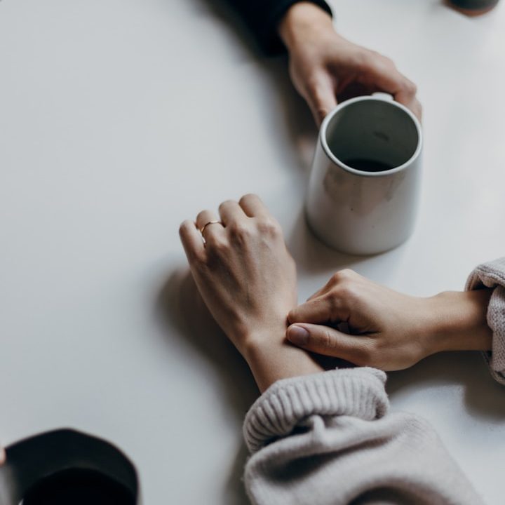 Paartherapie Berlin zwei Menschen trinken gemeinsam einen Kaffee, um sich auszutauschen