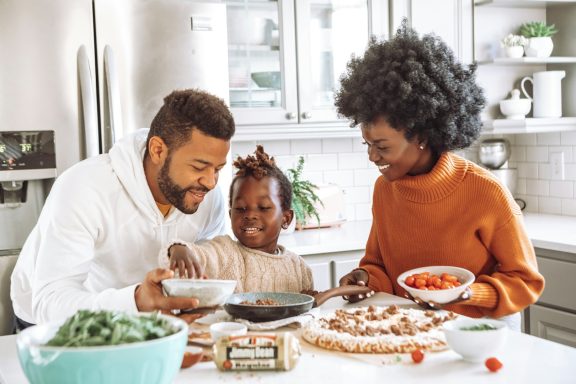 Paar bleiben eine Familie isst gemeinsam am Tisch
